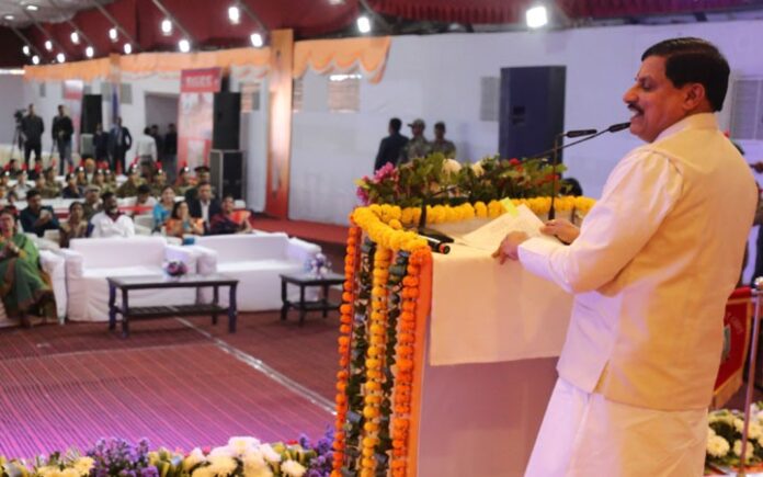 Lal Krishna Advani receiving Bharat