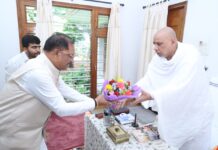 गुरु पूर्णिमा पर मुख्यमंत्री ने अघोर गुरु पीठ बनोरा में किए गुरु दर्शन, बाबा प्रियदर्शी राम से लिया आशीर्वाद