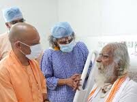 मुख्यमंत्री योगी आदित्यनाथ ने जाना महंत नृत्य गोपाल दास का हालचाल