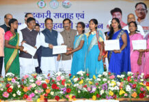 मुख्यमंत्री विष्णुदेव साय ने जशपुर के वन धन विकास केंद्र पंचक्की की महिला स्व-सहायता समूह को किया सम्मानित