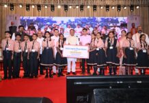मुख्यमंत्री ने श्रमिक परिवारों के प्रतिभाशाली बच्चों का किया सम्मान, साथ बैठकर किया भोजन